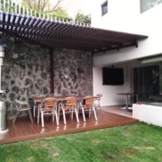 ramsol_Pergolas: Crea un espacio acogedor y fresco en la entrada de tu casa.
